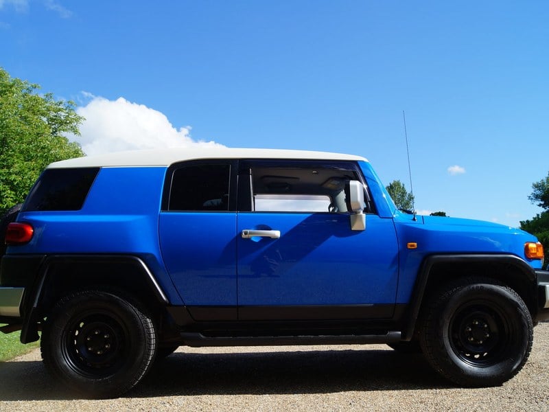 PRISTINE TOYOTA 4X4 FJ CRUISER IN VOODOO BLUE. RHD