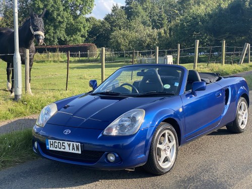 2005 Toyota MR2roadster - 6 speed manual - only 2 owners In vendita