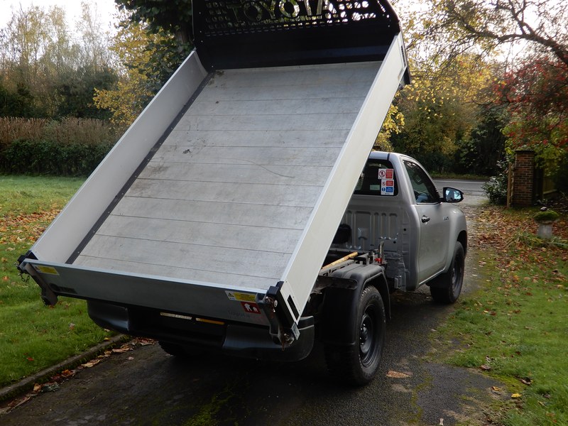 TOYOTA HILUX 2.4 D4D ACTIVE TIPPER