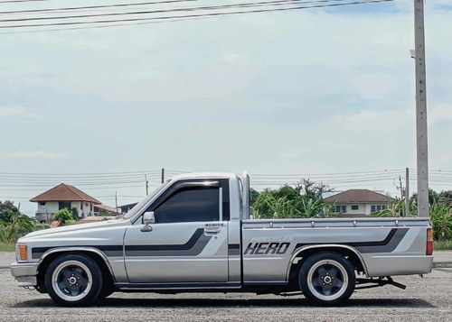 1987 Toyota Hilux Hero 4 (SHIPPING ARRANGED)