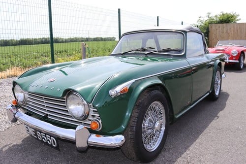 1966 TR4A ,IRS, BRG with 72 spoke chrome wires.UK CAR. In vendita