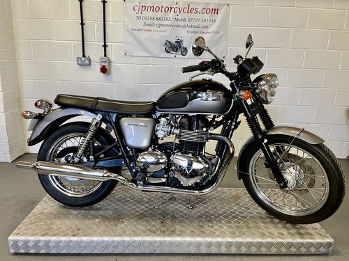 TRIUMPH BONNEVILLE T100 EFI, 2013/13, ONLY 585 MILES VENDUTO