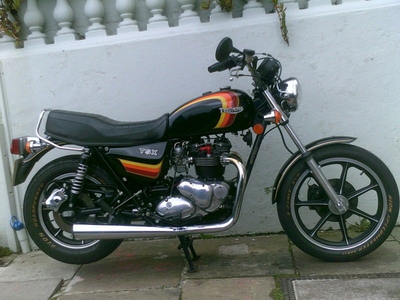 TRIUMPH BONNEVILLE TSX