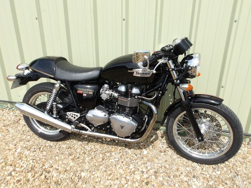 2008 Triumph Thruxton 900 EFI Cafe Racer, Exceptional Condition A vendre
