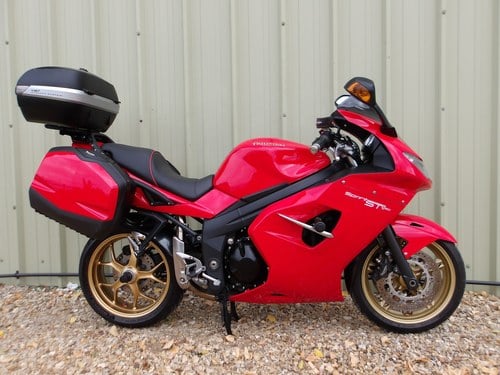 2010 Triumph Sprint ST 1050 Immaculate Condition & Fully Loaded Kaufen Bei