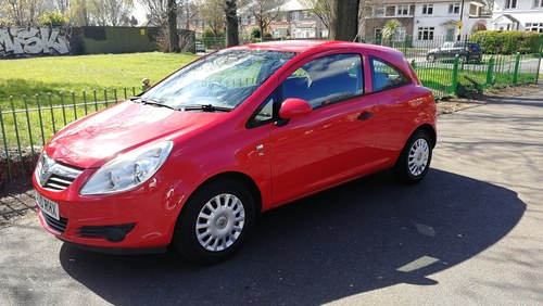 2010 Vauxhall corsa 1l, only 69,000 miles & only £30 a year tax In vendita