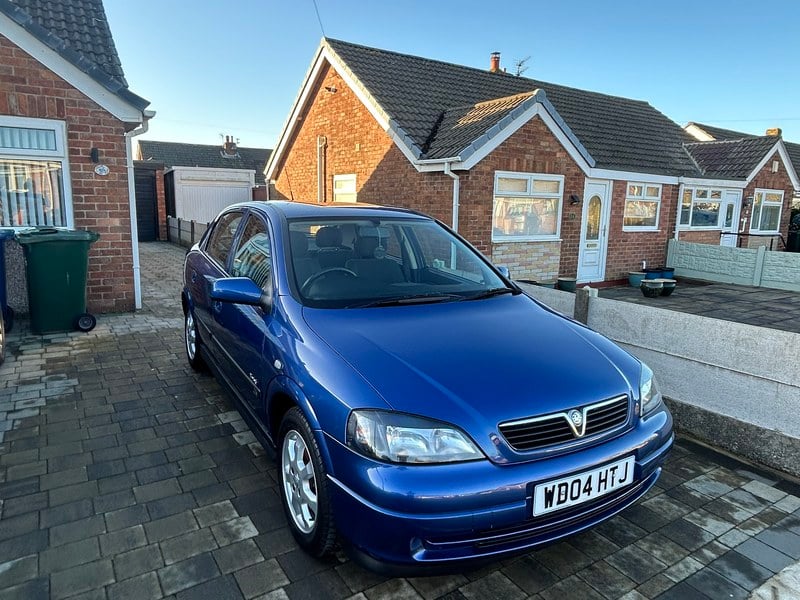 Rapid Classics: Eine Suche. Alle Oldtimer. 19 » Rapid Classics: Eine Suche. Alle Oldtimer. 2004 Vauxhall Astra enjoy 1.4i