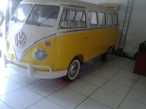 1975 Nice and clean yellow split window For Sale