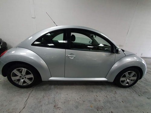 2009 Volkswagen New Beetle - 5