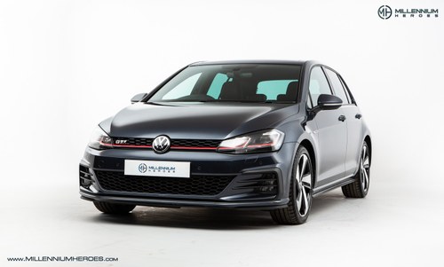 2017 VOLKSWAGEN GOLF GTI // ISAAC BLUE METALLIC // 1 OWNER VENDU