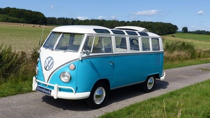 Volkswagen Microbus Deluxe in fancy colouring – very stylish