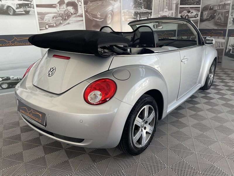 2010 Volkswagen New Beetle - 4