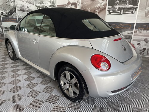 2010 Volkswagen New Beetle - 5