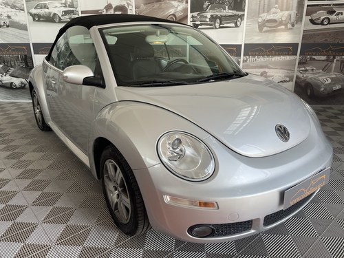 2010 Volkswagen New Beetle - 6