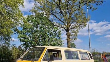 Beautiful VW T25 9 persons transporter