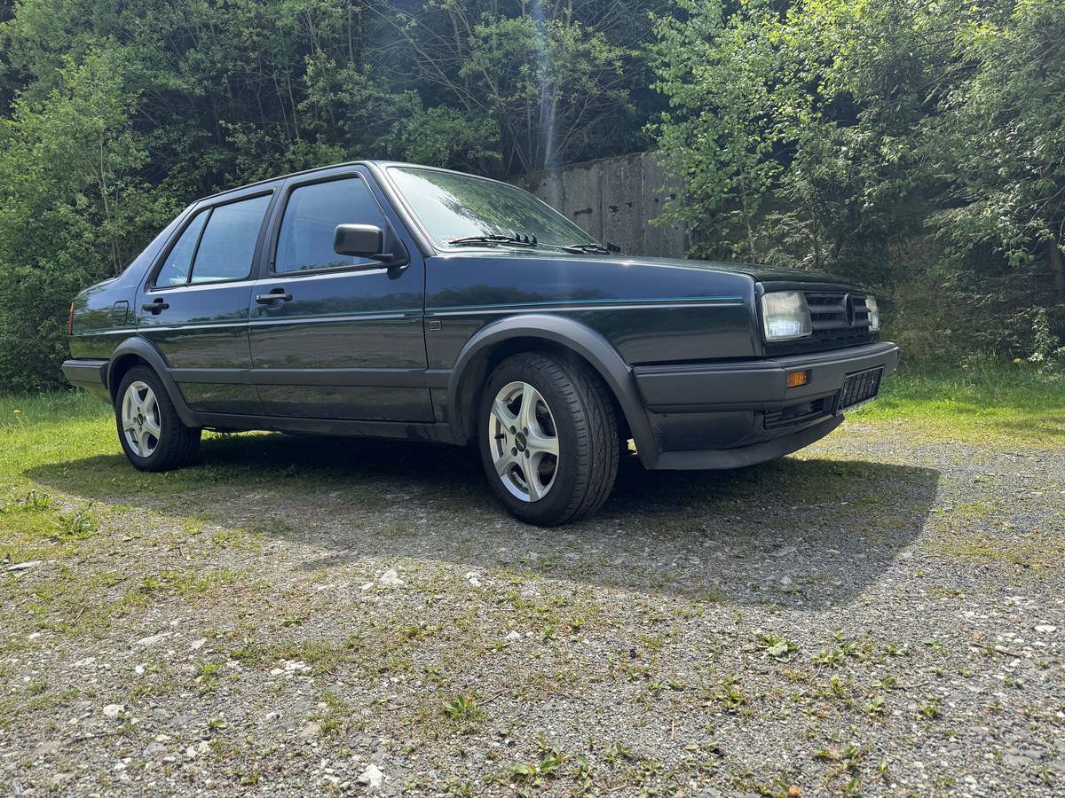 1989 Volkswagen Jetta Bleu foncé Manuel, 5 vitesses Conduite à gauche ...
