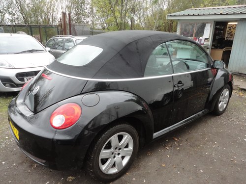 BEETLE SOFT TOP WITH A POWER HOOD 2006 REG 1.6cc PETROL 5 SP In vendita