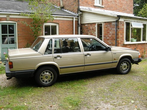 1986 Very nice early Volvo 740GL saloon For Sale