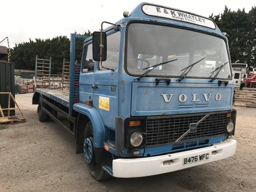 1985 Volvo f616 sleeper cab beaver tail truck For Sale