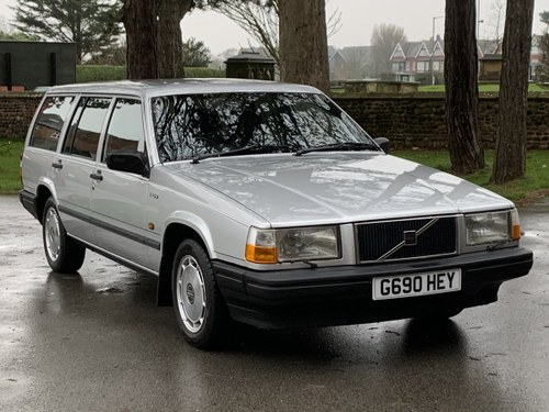 1990 VOLVO 740 GLE 2.3 AUTO ESTATE. ONLY 42,000 MILES In vendita