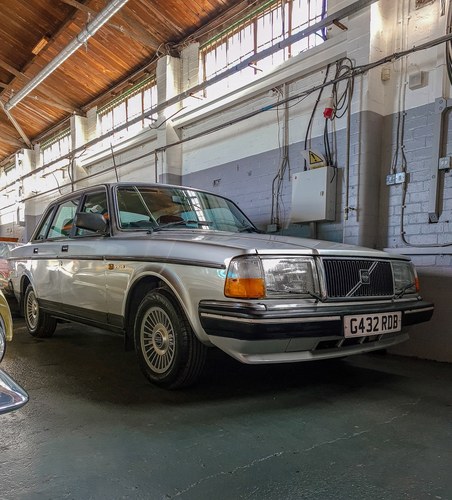 1989 Volvo 240 GLi Auto Saloon Beautiful & Original A vendre