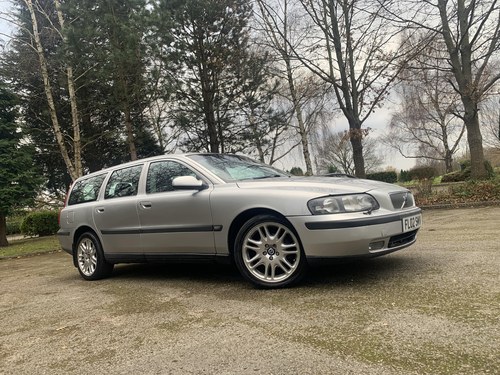 2002 Volvo V70 pet auto - no adv mot 12/25