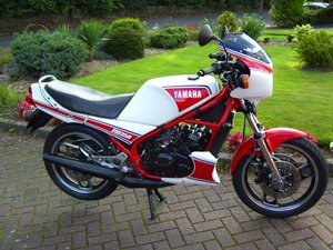 1983 YAMAHA RD350 31K RED/WHITE. In vendita