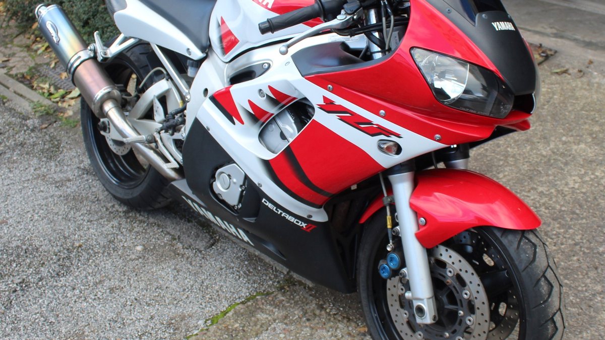 2000 R6 Silver 2000 Yamaha R6 in Royaume-Uni - A vendre | Car & Classic