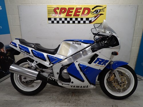 1987 Yamaha FZR 750