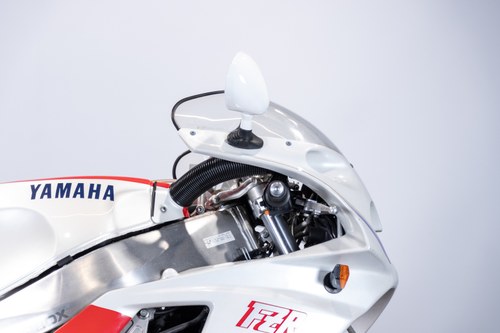 Yamaha FZR 750R - 8