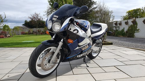 1990 Yamaha FZR 1000
