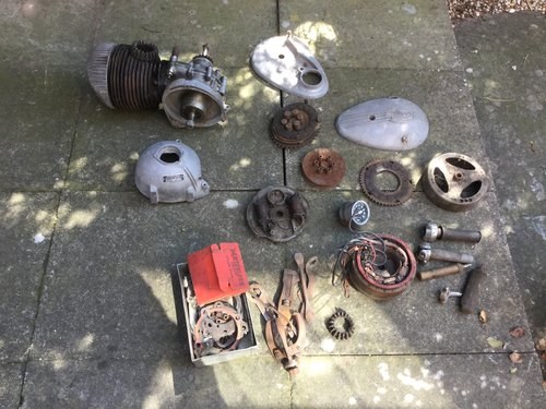 1960 Assorted Villiers engine and parts In vendita