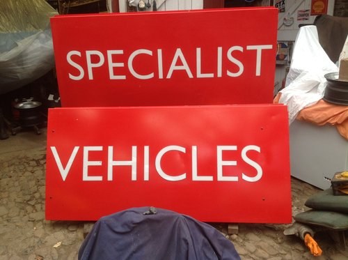 Illuminated Sign Set - 'SPECIALIST VEHICLES ' In vendita