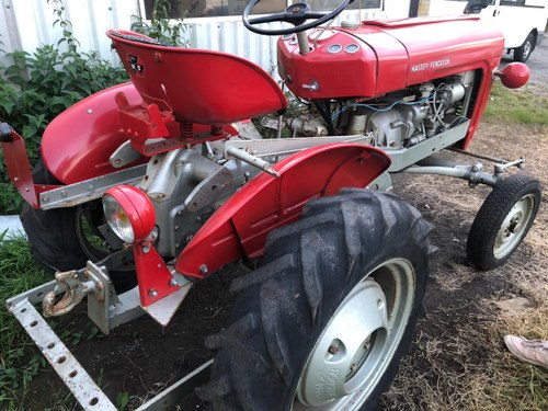 1958 821 rare tractor -can deliver In vendita