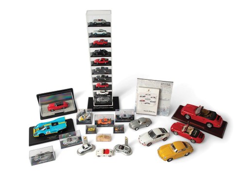 Porsche Model Car Display with Brochure Display In vendita all'asta