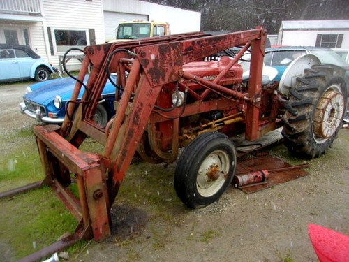 1960 Ford B600F with Front end Loader + Wheel Weights Runs $6.5k In vendita
