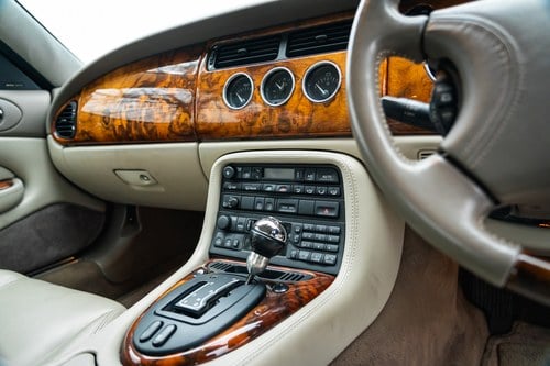 1998 Jaguar X100 XKR Paramount 450 In vendita (immagine 23 di 106)