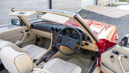 1986 Mercedes-Benz 300SL R107 till salu (bild 22 av 396)