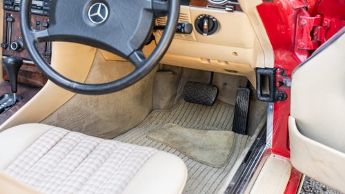 1986 Mercedes-Benz 300SL R107 till salu (bild 23 av 396)