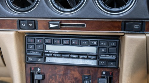 1986 Mercedes-Benz 300SL R107 till salu (bild 36 av 396)