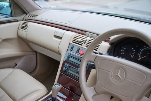 1998 Mercedes-Benz W210 E320 Elegance In vendita (immagine 32 di 187)
