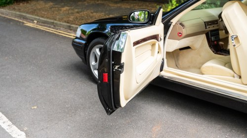 1986 Mercedes-Benz 300SL R107 till salu (bild 285 av 396)