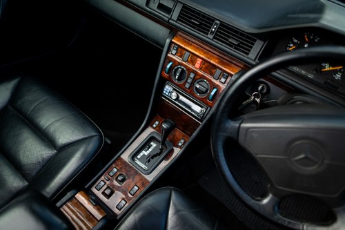 1993 Mercedes-Benz E320 CE Convertible zum Verkauf (Bild 47 von 106)