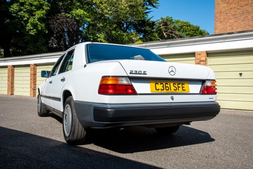 1986 Mercedes-Benz W124 230E à vendre (picture 10 of 224)