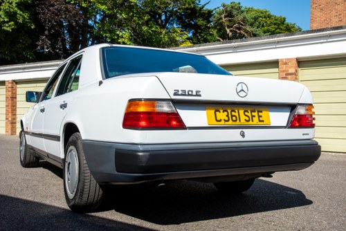 1986 Mercedes-Benz W124 230E à vendre (picture 12 of 224)