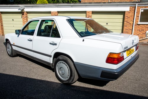1986 Mercedes-Benz W124 230E à vendre (picture 14 of 224)