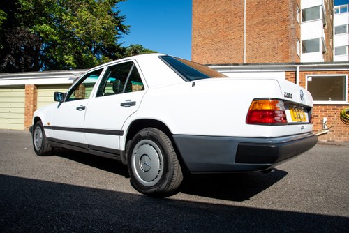 1986 Mercedes-Benz W124 230E à vendre (picture 15 of 224)
