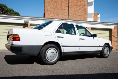 1986 Mercedes-Benz W124 230E à vendre (picture 35 of 224)
