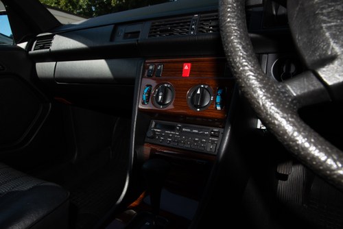 1986 Mercedes-Benz W124 230E à vendre (picture 44 of 224)