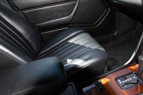 1986 Mercedes-Benz W124 230E à vendre (picture 58 of 224)